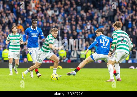Glasgow, Großbritannien. November 2025. Celtic spielte im Halbfinale des Premier Sports Cup im Hampden Park in Glasgow, Schottland. Das Endresultat nach der Verlängerung war Celtic 3:1 Rangers. Celtic spielt nun im Finale gegen St. Mirren FC. James Forrest (C49) und Mikey Moore (R47) ziehen sich beide um den Ball. Quelle: Findlay/Alamy Live News Stockfoto