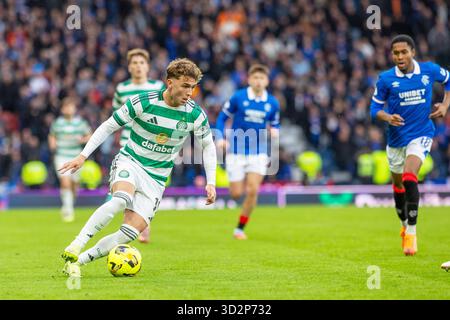 Glasgow, Großbritannien. November 2025. Celtic spielte im Halbfinale des Premier Sports Cup im Hampden Park in Glasgow, Schottland. Das Endresultat nach der Verlängerung war Celtic 3:1 Rangers. Celtic spielt nun im Finale gegen St. Mirren FC. Bild von Callum Osmand (c19), der mit dem Ball läuft. Quelle: Findlay/Alamy Live News Stockfoto