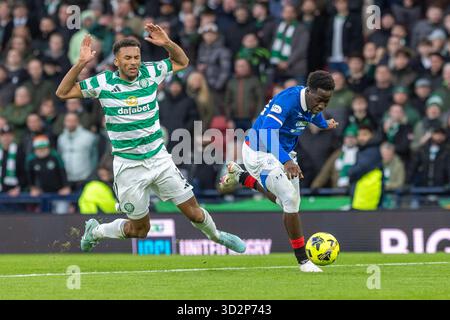 Glasgow, Großbritannien. November 2025. Celtic spielte im Halbfinale des Premier Sports Cup im Hampden Park in Glasgow, Schottland. Das Endresultat nach der Verlängerung war Celtic 3:1 Rangers. Celtic spielt nun im Finale gegen St. Mirren FC. Djeidi Gassama (R23) schlägt Austin Trusty (C6) zum Ball. Quelle: Findlay/Alamy Live News Stockfoto
