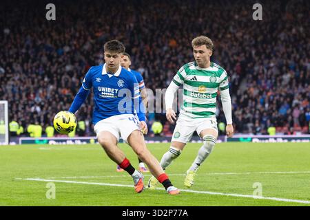 November 2025. Glasgow, Großbritannien. Celtic spielte im Halbfinale des Premier Sports Cup im Hampden Park in Glasgow, Schottland. Das Endresultat nach der Verlängerung war Celtic 3:1 Rangers. Celtic spielt nun im Finale gegen St. Mirren FC. Bild von Mikey Moore (R47), der Callum Osmand (C19) hinter sich lässt Credit: Findlay/ Alamy Live News Stockfoto