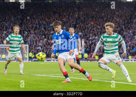 November 2025. Glasgow, Großbritannien. Celtic spielte im Halbfinale des Premier Sports Cup im Hampden Park in Glasgow, Schottland. Das Endresultat nach der Verlängerung war Celtic 3:1 Rangers. Celtic spielt nun im Finale den FC St Mirren. Bild von Mikey Moore (R47), der Callum Osmand (C19) überwindet. Credit: Findlay/ Alamy Live News Stockfoto
