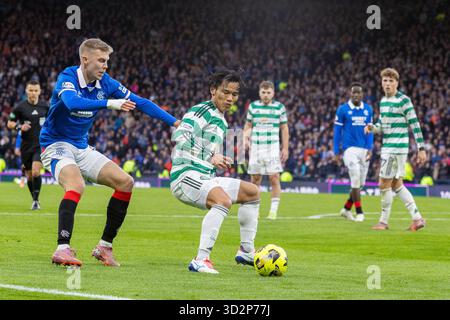 November 2025. Glasgow, Großbritannien. Celtic spielte im Halbfinale des Premier Sports Cup im Hampden Park in Glasgow, Schottland. Das Endresultat nach der Verlängerung war Celtic 3:1 Rangers. Celtic spielt nun im Finale gegen St. Mirren FC. Bild von Oliver Antman (R18), der Reo Hatate (C41) angreift Credit: Findlay/ Alamy Live News Stockfoto