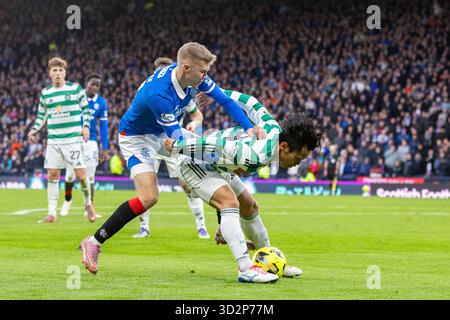 November 2025. Glasgow, Großbritannien. Celtic spielte im Halbfinale des Premier Sports Cup im Hampden Park in Glasgow, Schottland. Das Endresultat nach der Verlängerung war Celtic 3:1 Rangers. Celtic spielt nun im Finale gegen St. Mirren FC. Bild von Oliver Antman (R18), der Reo Hatate (C41) angreift Credit: Findlay/ Alamy Live News Stockfoto