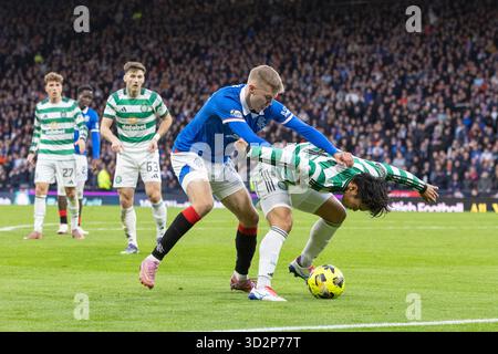 November 2025. Glasgow, Großbritannien. Celtic spielte im Halbfinale des Premier Sports Cup im Hampden Park in Glasgow, Schottland. Das Endresultat nach der Verlängerung war Celtic 3:1 Rangers. Celtic spielt nun im Finale gegen St. Mirren FC. Bild von Oliver Antman (R18), der Reo Hatate (C41) angreift Credit: Findlay/ Alamy Live News Stockfoto