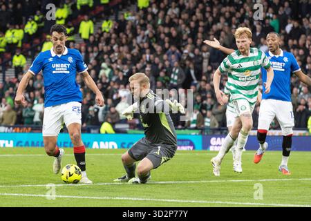 November 2025. Glasgow, Großbritannien. Celtic spielte im Halbfinale des Premier Sports Cup im Hampden Park in Glasgow, Schottland. Das Endresultat nach der Verlängerung war Celtic 3:1 Rangers. Celtic spielt nun im Finale gegen St. Mirren FC. Bild von Bojan Miovski (R28), der versucht, Kasper Schmeichel, keltischen Torhüter, zu schlagen, mit Liam Waage (C5) und Derek Cornelius (R13) in der Nähe. Quelle: Findlay/Alamy Live News Stockfoto