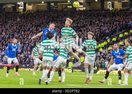 November 2025. Glasgow, Großbritannien. Celtic spielte im Halbfinale des Premier Sports Cup im Hampden Park in Glasgow, Schottland. Das Endresultat nach der Verlängerung war Celtic 3:1 Rangers. Celtic spielt nun den FC St Mirren im Finale Image of Liam Scales (C5) und John Souttar (R5), der den Ball in der Nähe der keltischen Tore anführt. Quelle: Findlay/Alamy Live News Stockfoto