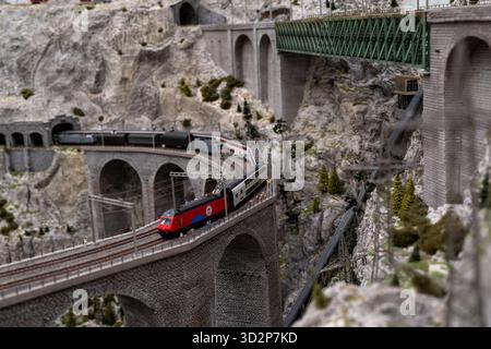 Modellzüge auf Bergviadukten im Miniatur Wunderland, 10.10.2025 Stockfoto