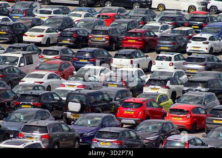 Ein großer Parkplatz, der die Vielfalt der Straßenfahrzeuge, Größe, Design, Typ, Farbe und Zweckmäßigkeit veranschaulicht. Stockfoto