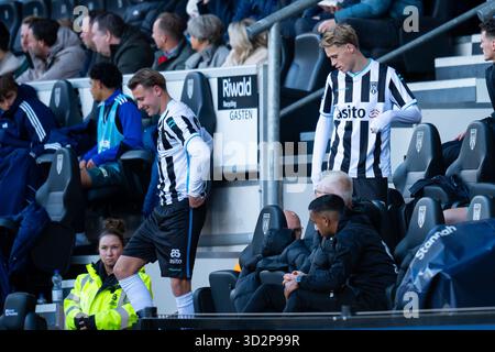 Almelo, Niederlande. November 2025. ALMELO, 11.02.2025, Stadion Asito, Saison 2025/2026, niederländischer Eredivisie Football, Spiel zwischen Heracles Almelo und PEC Zwolle, Foto zeigt Heracles Almelo Spieler Sil Blokhuis Heracles Almelo Spieler JOP Tijink Credit: Pro Shots/Alamy Live News Stockfoto