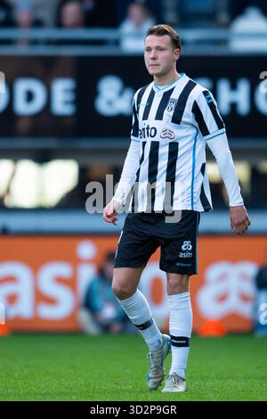 Almelo, Niederlande. November 2025. ALMELO, 11.02.2025, Stadion Asito, Saison 2025/2026, niederländischer Eredivisie Football, Spiel zwischen Heracles Almelo und PEC Zwolle, Foto zeigt Heracles Almelo Spieler JOP Tijink Credit: Pro Shots/Alamy Live News Stockfoto