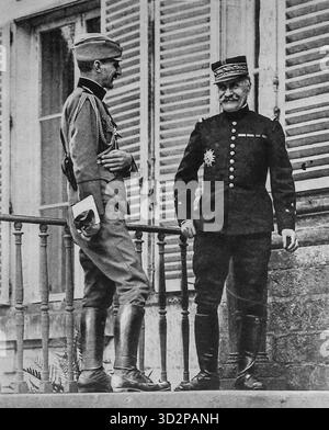 Prinz Georg von Serbien, ältester Sohn von König Peter I., besucht während des Ersten Weltkriegs General Ferdinand Foch an der Westfront das Foto, das am 11. Juli 1915 in Le Miroir veröffentlicht wurde, zeigt den Prinzen, der vor kurzem von Wunden in der Nähe von Belgrad erholt wurde und auf französisches Kommando trifft. Die Begegnung symbolisierte die Solidarität zwischen Frankreich und Serbien, zwei Nationen, die eng im Ersten Weltkrieg verbündet waren Stockfoto