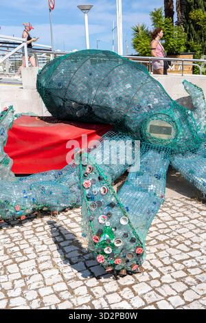 Abbildung eines Tintenfisches gefüllt mit PET-Flaschen und Plastikprodukten, eine Erinnerung, nicht so viel Plastikmüll zu produzieren, in Marina de Lagos, Yachthafen, Stockfoto