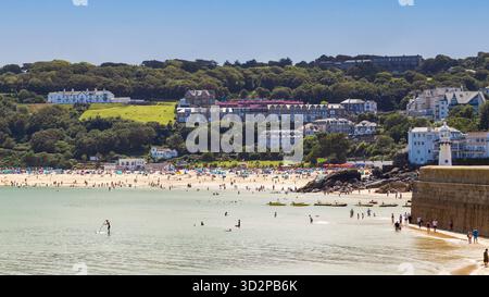 Blick auf den Strand und den Leuchtturm des malerischen Fischerdorfs St. Ives an der Küste von Nord-Cornwall, England. Stockfoto