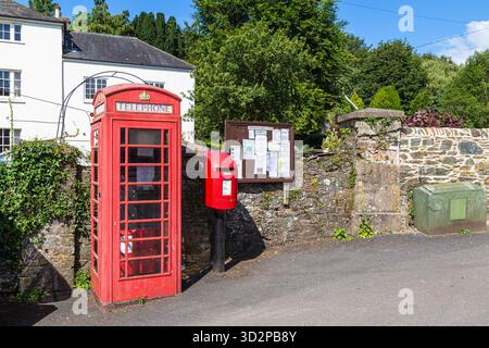 Ashprington, England, 25. Juli 2017; Alte rote englische Telefonzelle im sehr kleinen Dorf Ashprington im Bezirk South Hams in Devon. Stockfoto