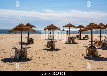 Strand Praia de São Roque, östlich des Stadtzentrums von Lagos, ziemlich leer, außerhalb der Saison, im Westen der Algarve, Portugal Stockfoto
