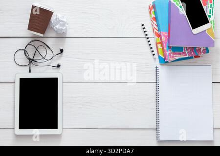 Schülertisch mit Tablet- und Smartphone-Hintergrund Stockfoto