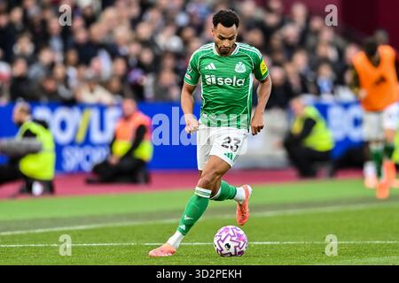 Jacob Murphy (23 Newcastle) kontrolliert den Ball während des Premier League-Spiels zwischen West Ham United und Newcastle United im London Stadium, Stratford am Sonntag, den 2. November 2025. (Foto: Kevin Hodgson | MI News) Credit: MI News & Sport /Alamy Live News Stockfoto