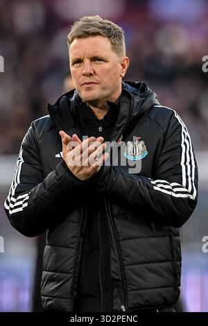 Manager Eddie Howe (Manager von Newcastle) applaudiert den Fans nach dem letzten Pfiff während des Premier League-Spiels zwischen West Ham United und Newcastle United im London Stadium, Stratford am Sonntag, den 2. November 2025. (Foto: Kevin Hodgson | MI News) Credit: MI News & Sport /Alamy Live News Stockfoto