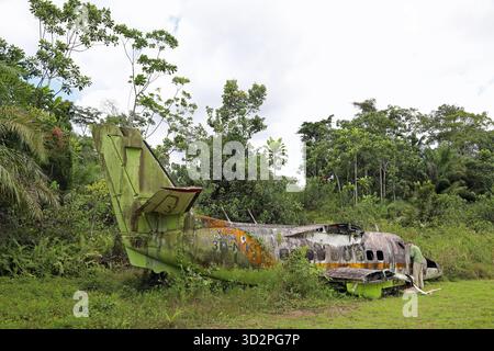 Touristen erkunden ein Flugzeugwrack in Äquatorialguinea Stockfoto