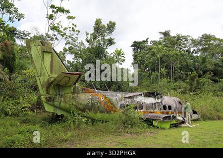 Touristen erkunden ein Flugzeugwrack in Äquatorialguinea Stockfoto