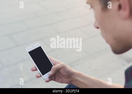 Mann mit Smartphone Draufsicht, Modell Stockfoto