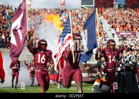 Blacksburg, VA, USA. November 2025. Virginia Tech Hokies Wide Receiver Isaiah Spencer (11), Linebacker Noah Chambers (16) und Safety Sheldon Robinson (14) führen ihr Team vor dem NCAA-Fußballspiel zwischen den Louisville Cardinals und den Virginia Tech Hokies im Lane Stadium in Blacksburg, VA, auf das Feld. Jonathan Huff/CSM (Bild: © Jonathan Huff/Cal Sport Media). Quelle: csm/Alamy Live News Stockfoto