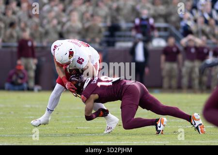 Blacksburg, VA, USA. November 2025. Nate Kurisky (85) wird von Virginia Tech Hokies Safety Isaiah Cash (18) während des NCAA-Fußballspiels zwischen den Louisville Cardinals und den Virginia Tech Hokies im Lane Stadium in Blacksburg, VA, getroffen. Jonathan Huff/CSM/Alamy Live News Stockfoto