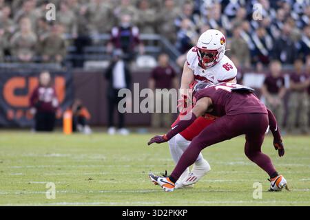 Blacksburg, VA, USA. November 2025. Nate Kurisky (85) wird von Virginia Tech Hokies Safety Isaiah Cash (18) während des NCAA-Fußballspiels zwischen den Louisville Cardinals und den Virginia Tech Hokies im Lane Stadium in Blacksburg, VA, getroffen. Jonathan Huff/CSM/Alamy Live News Stockfoto