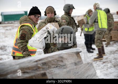 Nunapitchuk, Vereinigte Staaten von Amerika. 28. Oktober 2025. Soldaten und Freiwillige der Nationalgarde der Alaska Army entladen Hilfsgüter von einem CH-47 Chinook Hubschrauber während der Notfallreaktion für die Opfer des Taifuns Halong, 28. Oktober 2025 in Nunapitchuk, Alaska. Der Sturm verdrängte mindestens 1500 Ureinwohner und ließ Dörfer in Trümmern zurück. Quelle: PFC. Azavyon McFarland/Alaska National Guard Photo/Alamy Live News Stockfoto