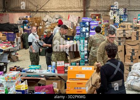 Bethel, Vereinigte Staaten von Amerika. 30. Oktober 2025. Soldaten der Nationalgarde der Alaska Army und Mitglieder der Alaska-Miliz, die der Task Force Bethel zugeordnet sind, organisieren Hilfsgüter während der Notfallreaktion für die Opfer des Taifuns Halong am 28. Oktober 2025 in Bethel, Alaska. Der Sturm verdrängte mindestens 1500 Ureinwohner und ließ Dörfer in Trümmern zurück. Foto: Alejandro Pena/Alaska National Guard/Alamy Live News Stockfoto