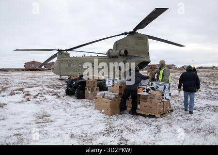 Nunapitchuk, Vereinigte Staaten von Amerika. 28. Oktober 2025. Soldaten und Freiwillige der Nationalgarde der Alaska Army entladen Hilfsgüter von einem CH-47 Chinook Hubschrauber während der Notfallreaktion für die Opfer des Taifuns Halong, 28. Oktober 2025 in Nunapitchuk, Alaska. Der Sturm verdrängte mindestens 1500 Ureinwohner und ließ Dörfer in Trümmern zurück. Quelle: PFC. Azavyon McFarland/Alaska National Guard Photo/Alamy Live News Stockfoto