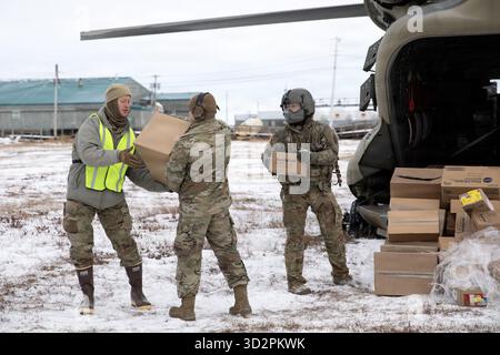 Nunapitchuk, Vereinigte Staaten von Amerika. 28. Oktober 2025. Soldaten der Nationalgarde der Alaska Army entladen Hilfsgüter von einem CH-47 Chinook Hubschrauber während der Notfallreaktion für die Opfer des Taifuns Halong, 28. Oktober 2025 in Nunapitchuk, Alaska. Der Sturm verdrängte mindestens 1500 Ureinwohner und ließ Dörfer in Trümmern zurück. Quelle: PFC. Azavyon McFarland/Alaska National Guard Photo/Alamy Live News Stockfoto