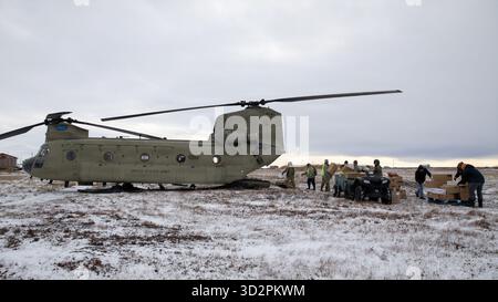 Nunapitchuk, Vereinigte Staaten von Amerika. 28. Oktober 2025. Soldaten und Freiwillige der Nationalgarde der Alaska Army entladen Hilfsgüter von einem CH-47 Chinook Hubschrauber während der Notfallreaktion für die Opfer des Taifuns Halong, 28. Oktober 2025 in Nunapitchuk, Alaska. Der Sturm verdrängte mindestens 1500 Ureinwohner und ließ Dörfer in Trümmern zurück. Quelle: PFC. Azavyon McFarland/Alaska National Guard Photo/Alamy Live News Stockfoto