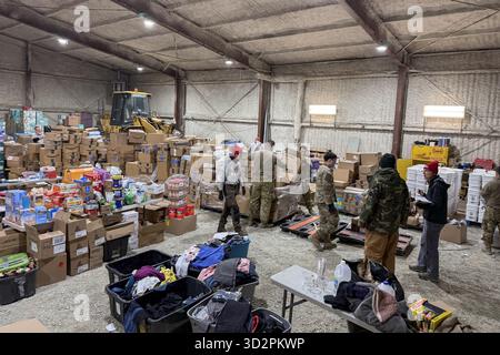 Bethel, Vereinigte Staaten von Amerika. 30. Oktober 2025. Soldaten der Nationalgarde der Alaska Army und Mitglieder der Alaska-Miliz, die der Task Force Bethel zugeordnet sind, organisieren Hilfsgüter während der Notfallreaktion für die Opfer des Taifuns Halong am 28. Oktober 2025 in Bethel, Alaska. Der Sturm verdrängte mindestens 1500 Ureinwohner und ließ Dörfer in Trümmern zurück. Foto: Alejandro Pena/Alaska National Guard/Alamy Live News Stockfoto