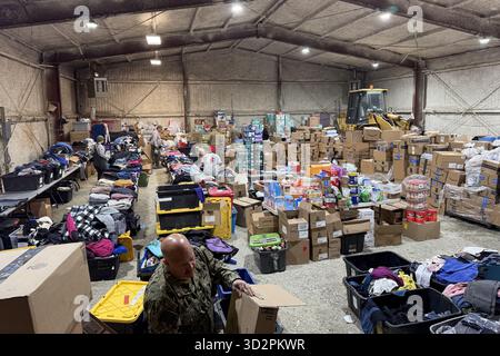 Bethel, Vereinigte Staaten von Amerika. 30. Oktober 2025. Soldaten der Nationalgarde der Alaska Army und Mitglieder der Alaska-Miliz, die der Task Force Bethel zugeordnet sind, organisieren Hilfsgüter während der Notfallreaktion für die Opfer des Taifuns Halong am 28. Oktober 2025 in Bethel, Alaska. Der Sturm verdrängte mindestens 1500 Ureinwohner und ließ Dörfer in Trümmern zurück. Foto: Alejandro Pena/Alaska National Guard/Alamy Live News Stockfoto