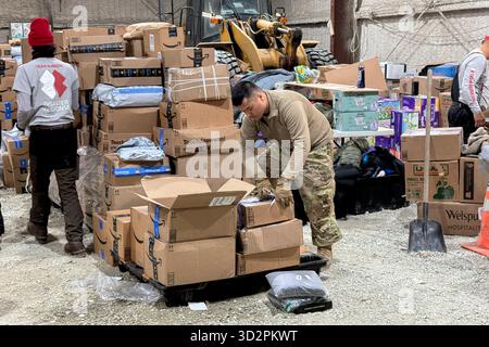 Bethel, Vereinigte Staaten von Amerika. 30. Oktober 2025. Soldaten der Nationalgarde der Alaska Army und Mitglieder der Alaska-Miliz, die der Task Force Bethel zugeordnet sind, organisieren Hilfsgüter während der Notfallreaktion für die Opfer des Taifuns Halong am 28. Oktober 2025 in Bethel, Alaska. Der Sturm verdrängte mindestens 1500 Ureinwohner und ließ Dörfer in Trümmern zurück. Foto: Alejandro Pena/Alaska National Guard/Alamy Live News Stockfoto