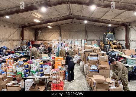 Bethel, Vereinigte Staaten von Amerika. 30. Oktober 2025. Soldaten der Nationalgarde der Alaska Army und Mitglieder der Alaska-Miliz, die der Task Force Bethel zugeordnet sind, organisieren Hilfsgüter während der Notfallreaktion für die Opfer des Taifuns Halong am 28. Oktober 2025 in Bethel, Alaska. Der Sturm verdrängte mindestens 1500 Ureinwohner und ließ Dörfer in Trümmern zurück. Foto: Alejandro Pena/Alaska National Guard/Alamy Live News Stockfoto