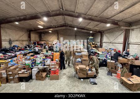 Bethel, Vereinigte Staaten von Amerika. 30. Oktober 2025. Soldaten der Nationalgarde der Alaska Army und Mitglieder der Alaska-Miliz, die der Task Force Bethel zugeordnet sind, organisieren Hilfsgüter während der Notfallreaktion für die Opfer des Taifuns Halong am 28. Oktober 2025 in Bethel, Alaska. Der Sturm verdrängte mindestens 1500 Ureinwohner und ließ Dörfer in Trümmern zurück. Foto: Alejandro Pena/Alaska National Guard/Alamy Live News Stockfoto