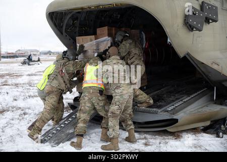 Nunapitchuk, Vereinigte Staaten von Amerika. 28. Oktober 2025. Soldaten der Nationalgarde der Alaska Army entladen Hilfsgüter von einem CH-47 Chinook Hubschrauber während der Notfallreaktion für die Opfer des Taifuns Halong, 28. Oktober 2025 in Nunapitchuk, Alaska. Der Sturm verdrängte mindestens 1500 Ureinwohner und ließ Dörfer in Trümmern zurück. Quelle: PFC. Azavyon McFarland/Alaska National Guard Photo/Alamy Live News Stockfoto