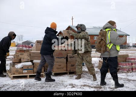 Nunapitchuk, Vereinigte Staaten von Amerika. 28. Oktober 2025. Soldaten und Freiwillige der Nationalgarde der Alaska Army entladen Hilfsgüter von einem CH-47 Chinook Hubschrauber während der Notfallreaktion für die Opfer des Taifuns Halong, 28. Oktober 2025 in Nunapitchuk, Alaska. Der Sturm verdrängte mindestens 1500 Ureinwohner und ließ Dörfer in Trümmern zurück. Quelle: PFC. Azavyon McFarland/Alaska National Guard Photo/Alamy Live News Stockfoto