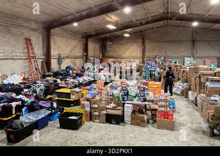 Bethel, Vereinigte Staaten von Amerika. 30. Oktober 2025. Soldaten der Nationalgarde der Alaska Army und Mitglieder der Alaska-Miliz, die der Task Force Bethel zugeordnet sind, organisieren Hilfsgüter während der Notfallreaktion für die Opfer des Taifuns Halong am 28. Oktober 2025 in Bethel, Alaska. Der Sturm verdrängte mindestens 1500 Ureinwohner und ließ Dörfer in Trümmern zurück. Foto: Alejandro Pena/Alaska National Guard/Alamy Live News Stockfoto