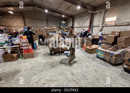 Bethel, Vereinigte Staaten von Amerika. 30. Oktober 2025. Soldaten der Nationalgarde der Alaska Army und Mitglieder der Alaska-Miliz, die der Task Force Bethel zugeordnet sind, organisieren Hilfsgüter während der Notfallreaktion für die Opfer des Taifuns Halong am 28. Oktober 2025 in Bethel, Alaska. Der Sturm verdrängte mindestens 1500 Ureinwohner und ließ Dörfer in Trümmern zurück. Foto: Alejandro Pena/Alaska National Guard/Alamy Live News Stockfoto
