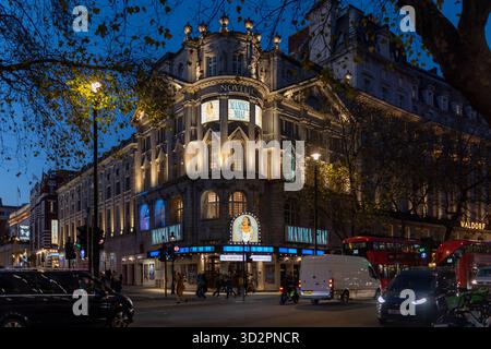 London, Großbritannien, 23. November 2025, das wunderschön beleuchtete Novello Theatre in einer Londoner Straße in der Dämmerung, zeigt die neoklassizistische Fassade und das B Stockfoto