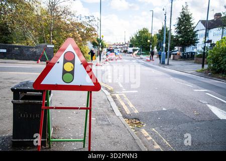 Dreieckiges Warnschild, das Fahrer vor bevorstehenden Ampeln warnt. Typisches deutsches Warnschild für Verkehrssicherheit und Verkehrsbewusstsein. Stockfoto