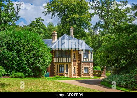 Gate Lodge by Jubilee Gates an einem Eingang zum Gelände des Sandringham House auf dem Sandringham Estate, Norfolk Stockfoto