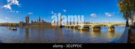 Die Houses of Parliament und Westminster Bridge über die Themse von South Bank, London SW1, England an einem sonnigen Tag mit blauem Himmel Stockfoto