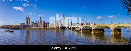 Die Houses of Parliament und Westminster Bridge über die Themse von South Bank, London SW1, England an einem sonnigen Tag mit blauem Himmel Stockfoto