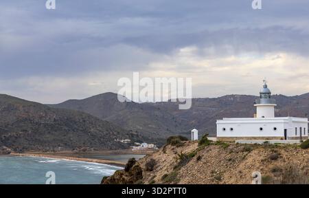 Der fast fünfzig Meter hohe Leuchtturm von Portmán steht links in der Bucht und bietet einen weiten Blick über Land und Meer. Stockfoto