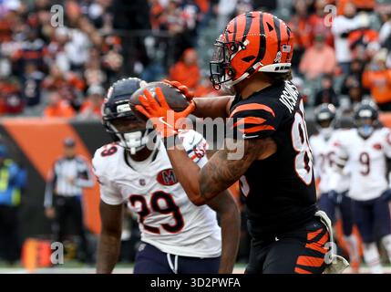 Cincinnati Bengals Wide Receiver Andrei Iosivas (80) macht den ersten Down-Fang gegen die Chicago Bears während der zweiten Spielhälfte im Paycor Stadium am Sonntag, den 2. November 2025, in Cincinnati, Ohio. Foto: John Sommers II/UPI Stockfoto