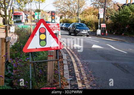 Dreieckiges Warnschild, das Fahrer vor bevorstehenden Ampeln warnt. Typisches deutsches Warnschild für Verkehrssicherheit und Verkehrsbewusstsein. Stockfoto